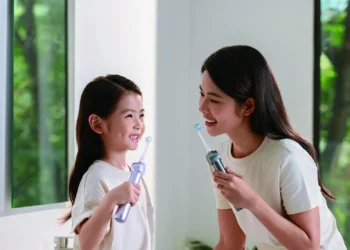 Why Do My Teeth Hurt When I Eat Ice Cream? Understanding Tooth Sensitivity — and What Your Toothbrush Has to Do With It 2 Toothbrush